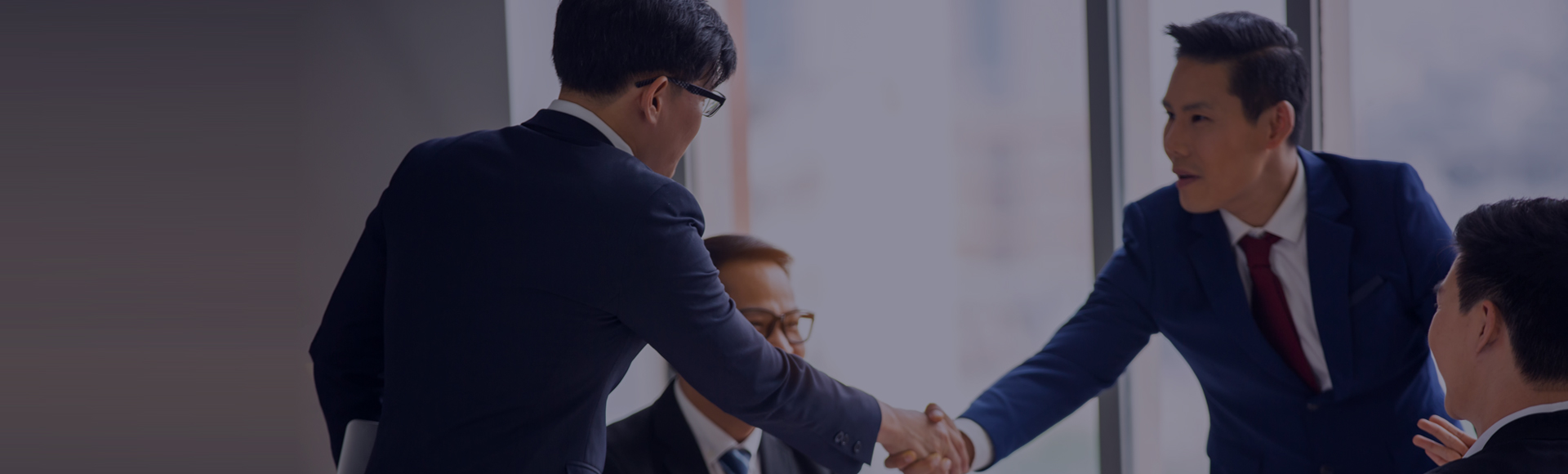 我们襟怀鸿鹄之志
但愿以盛开融合的心态，和你一路预感将来！